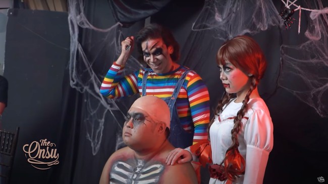 Jordi Onsu pun tampak ikut melakukan pemotretan dan cosplay menjadi karakter boneka Chucky yang seram. Dekorasi dalam pemotretan itu pun menambah kesan seram dan bikin merinding. Foto: YouTube/The Onsu Family