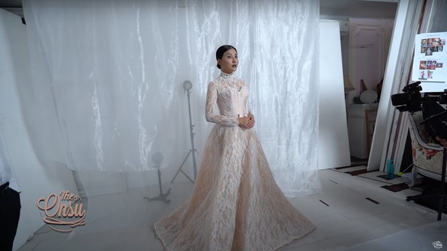 Sementara itu Sarwendah tampil dengan mengenakan gaun brukat panjang berwarna broken white. Rambutnya tampak dicepol rapih ke belakang. Untuk menambah kesan seram, Sarwendah memilih menggunakan lipstik berwarna gelap. Foto: YouTube/The Onsu Family