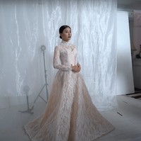 Sementara itu Sarwendah tampil dengan mengenakan gaun brukat panjang berwarna broken white. Rambutnya tampak dicepol rapih ke belakang. Untuk menambah kesan seram, Sarwendah memilih menggunakan lipstik berwarna gelap. Foto: YouTube/The Onsu Family