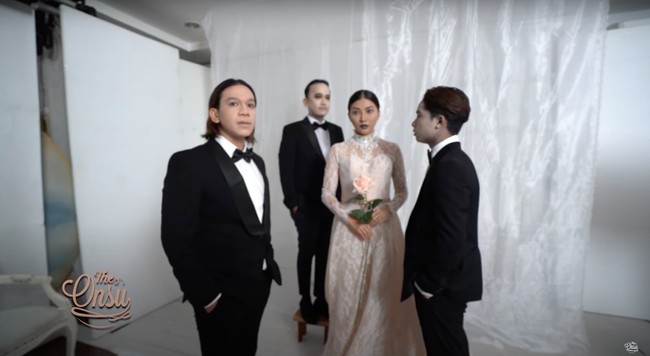 Foto Ruben Onsu dan keluarganya ini benar-benar sudah terlihat seperti keluarga drakula yang menyeramkan. Bagaimana menurutmu penampilan Ruben dan keluarganya? Foto: YouTube/The Onsu Family