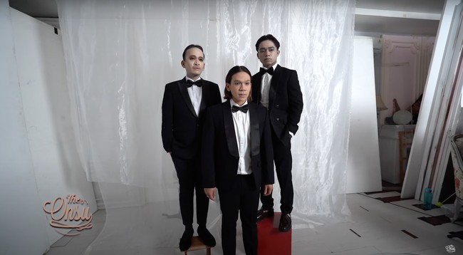 Tak mau setengah-setengah, pemotretan Halloween keluarga Onsu itu pun dilakukan dalam dua sesi. Pada sesi kedua, Ruben, Jordi, dan Betrand terlihat kompak mengenakan setelan jas hitam dan dasi kupu-kupu. Wajahnya dimakeup hingga terlihat pucat. Foto: YouTube/The Onsu Family