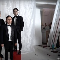 Tak mau setengah-setengah, pemotretan Halloween keluarga Onsu itu pun dilakukan dalam dua sesi. Pada sesi kedua, Ruben, Jordi, dan Betrand terlihat kompak mengenakan setelan jas hitam dan dasi kupu-kupu. Wajahnya dimakeup hingga terlihat pucat. Foto: YouTube/The Onsu Family