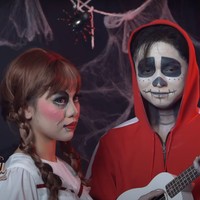 Keluarga Ruben Onsu tampaknya sudah melakukan persiapan menyambut hari Halloween yang diperingati setiap tanggal 31 Oktober. Melalui akun YouTube pribadinya, Ruben Onsu dan keluarganya terlihat membagikan video saat mereka tengah melakukan pemotretan. Foto: YouTube/The Onsu Family
