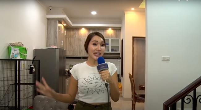 Di lantai bagian bawah terdapat ruang tamu, dapur, dan ruang makan. Lucinta sendiri mengatakan bahwa rumah tersebut masih dalam proses dan belum sepenuhnya selesai, baru 60% saja. Masih ada bagian-bagian di dalam rumah yang ingin diubah oleh Lucinta. Foto: YouTube/Bintang Mas Entertainment