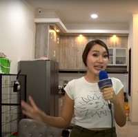 Di lantai bagian bawah terdapat ruang tamu, dapur, dan ruang makan. Lucinta sendiri mengatakan bahwa rumah tersebut masih dalam proses dan belum sepenuhnya selesai, baru 60% saja. Masih ada bagian-bagian di dalam rumah yang ingin diubah oleh Lucinta. Foto: YouTube/Bintang Mas Entertainment