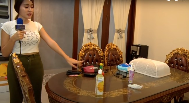 Untuk ruang makannya, Lucinta memilih meja makan berwarna coklat keemasan. Diakui Lucinta bahwa harga 1 kursi meja makannya itu mencapai Rp 5 juta. Dan jika ditotal, keseluruhan harga meja makan di rumah Lucinta itu mencapai Rp 50 juta. Foto: YouTube/Bintang Mas Entertainment