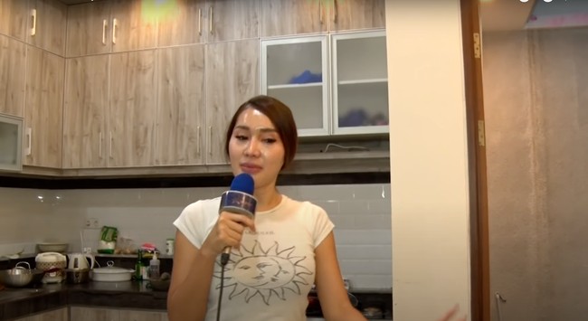 Tepat di sebelah meja makannya terdapat dapur yang digunakan Lucinta untuk memasak dan menyimpan peralatan makannya. Dapur tersebut terlihat minimalis dengan kitchen set yang didominasi warna coklat. Foto: YouTube/Bintang Mas Entertainment