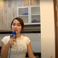 Tepat di sebelah meja makannya terdapat dapur yang digunakan Lucinta untuk memasak dan menyimpan peralatan makannya. Dapur tersebut terlihat minimalis dengan kitchen set yang didominasi warna coklat. Foto: YouTube/Bintang Mas Entertainment