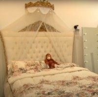 Kamar Lucinta Luna sendiri terletak di lantai 2. Lucinta menyebut bahwa kasur di kamarnya itu berlapis emas. Karena kasur aku berlapis emas, kasur sultan. Jadi nanti semua wallpaper mau aku lapisin emas semua. Aku pengin jadi cewek sultan gitu, terangnya. Foto: YouTube/Bintang Mas Entertainment