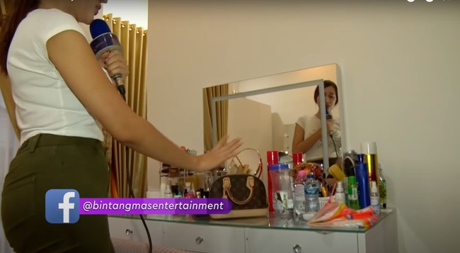 Lucinta Luna juga memperlihatkan meja rias yang ada di kamarnya. Menurutnya meja riasnya itu masih berantakan dan Lucinta sendiri sudah berencana untuk menyewa desain interior untuk merapihkan kamarnya. Foto: YouTube/Bintang Mas Entertainment