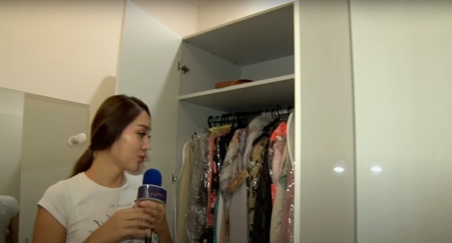 Kamar Lucinta Luna juga dilengkapi dengan sebuah lemari yang cukup besar berwarna putih. Lemari tersebut digunakan Lucinta untuk menyimpan pakaian, tas hingga koper miliknya. Lucinta juga mengungkapkan harapannya untuk membeli rumah di sebelahnya, sehingga rumahnya itu bisa semakin besar. Foto: YouTube/Bintang Mas Entertainment