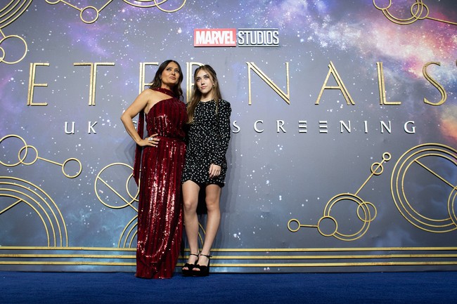 Keluarga para bintang ikut meramaikan acara pemutaran perdana film Eternals di London, Inggris, pada Rabu (27/10/2021). Seperti Angelina Jolie, aktris Salma Hayek juga mengajak putri semata wayangnya, Valentina Paloma Pinault, menghadiri acara tersebut. (Foto: Tim P. Whitby/Getty Images)