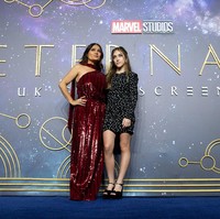 Keluarga para bintang ikut meramaikan acara pemutaran perdana film Eternals di London, Inggris, pada Rabu (27/10/2021). Seperti Angelina Jolie, aktris Salma Hayek juga mengajak putri semata wayangnya, Valentina Paloma Pinault, menghadiri acara tersebut. (Foto: Tim P. Whitby/Getty Images)