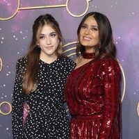 Seperti ibunya, Valentina yang saat ini berusia 14 tahun pun tak kalah stylish. Ia muncul dalam balutan little black dress lengan panjang bermotif polkadot dari Saint Laurent. (Foto: Tim P. Whitby/Getty Images)