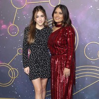 Sepasang peep-toe platform heels berwarna senada turut menyempurnakan gaya Valentina dan membuat kakinya terlihat lebih jenjang. Tinggi Valentina pun hampir menyamai ibunya. (Foto: Tim P. Whitby/Getty Images)