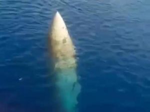 Ini Penampakan Benda Mirip Roket yang Ditemukan Nelayan di Tengah Laut
