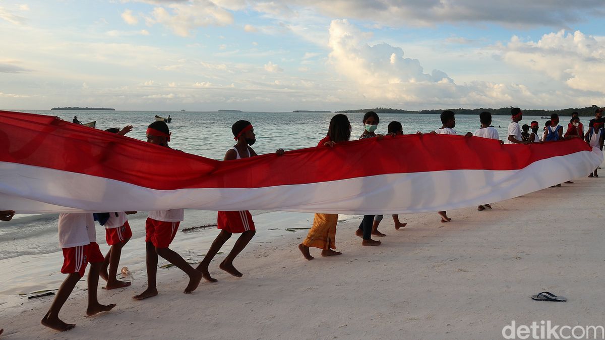 Wawasan nusantara adalah cara pandang bangsa indonesia tentang diri dan lingkungannya dengan menguta