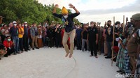 Sandiaga terlihat menikmati indahnya Pantai Ngurbloat yang menjadi lokasi acara, sehingga ia memilih melepaskan sepatu atau bertelanjang kaki dan berjalan 300 meter di atas pasir putih menuju panggung.   
