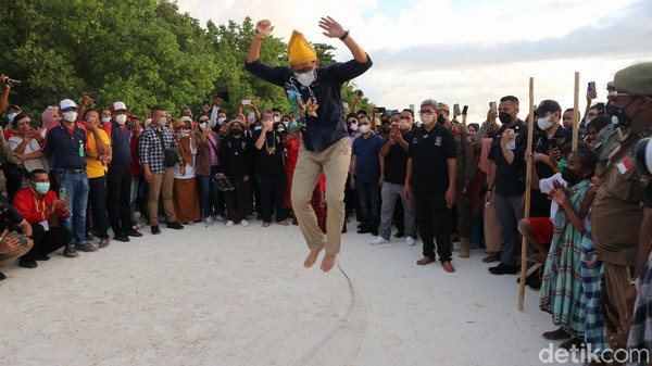 Sandiaga terlihat menikmati indahnya Pantai Ngurbloat yang menjadi lokasi acara, sehingga ia memilih melepaskan sepatu atau bertelanjang kaki dan berjalan 300 meter di atas pasir putih menuju panggung.  Sandiaga terlihat menikmati indahnya Pantai Ngurbloat yang menjadi lokasi acara, sehingga ia memilih melepaskan sepatu atau bertelanjang kaki dan berjalan 300 meter di atas pasir putih menuju panggung. Â
