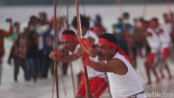 Acara ini menghadirkan seni budaya Kei. Mulai dari Tarik Tali Tangkap Ikan, Cerita Rakyat Kei, hingga tarian tradisional Kei. Â Acara ini menghadirkan seni budaya Kei. Mulai dari Tarik Tali Tangkap Ikan, Cerita Rakyat Kei, hingga tarian tradisional Kei. Â