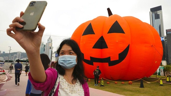 Seperti yang terlihat di sebuah taman di Hong Kong ini, dekorasi Halloween tampak menghiasi setiap sudut taman. Seperti yang terlihat di sebuah taman di Hong Kong ini, dekorasi Halloween tampak menghiasi setiap sudut taman.