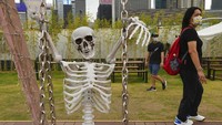 Mendukung nuansa Halloween, taman ini melengkapi dekorasinya dengan ornamen Halloween lainnya seperti tengkorak manusia yang dikemas secara menarik.  