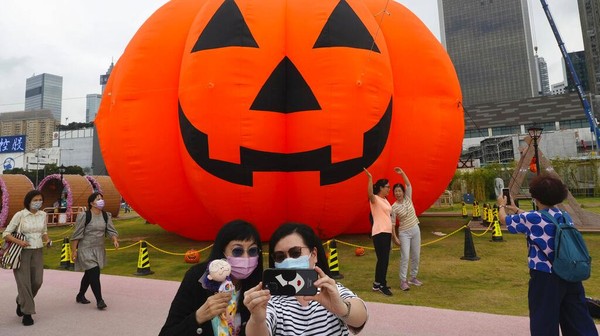 Dekorasi Halloween ini pun menjadi daya tarik warga. Banyak warga yang datang untuk berfoto.  