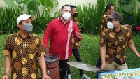 Firli kemudian menghampiri seniman angklung itu dan jadi personel dadakan. Ia menabuh bas bedug dan membawakan 2 lagu campursari yakni Sewu Kutho dan Pamer Bojo. Firli juga me-request beberapa lagu. 