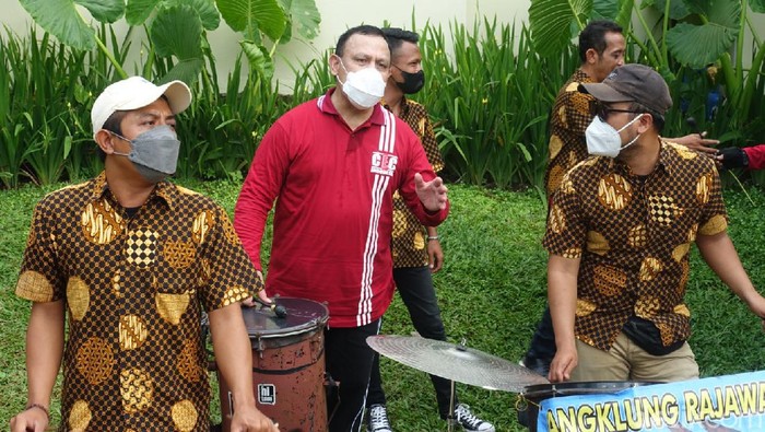 Seru-seruan Ketua KPK Main Angklung di Yogya Usai menggelar raker di hotel mewah yang menuai kritik. Ketua KPK Firli Bahuri terlihat asyik bermain angklung saat beristirahat selepas gowes bareng.