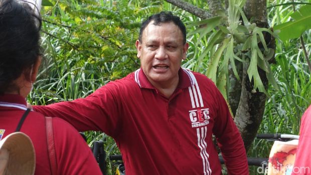 Usai menggelar raker di hotel mewah yang menuai kritik. Ketua KPK Firli Bahuri terlihat asyik bermain angklung saat beristirahat selepas gowes bareng.