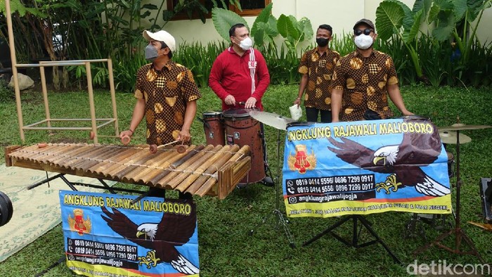 Seru-seruan Ketua KPK Main Angklung di Yogya Usai menggelar raker di hotel mewah yang menuai kritik. Ketua KPK Firli Bahuri terlihat asyik bermain angklung saat beristirahat selepas gowes bareng.