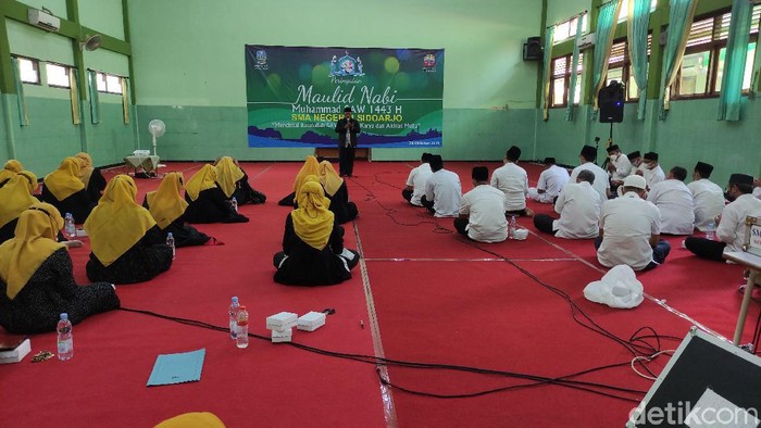 SMA Negeri 1 Sidoarjo menggelar Maulid Nabi Muhammad SAW 1443 H. Temanya Mencintai Rasulullah SAW Melalui Karya dan Akhlak Mulia.