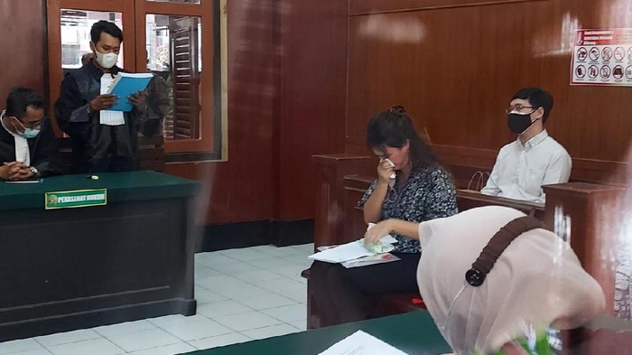 Stella Monica Hendrawan, pasien klinik kecantikan di Surabaya jalan sidang