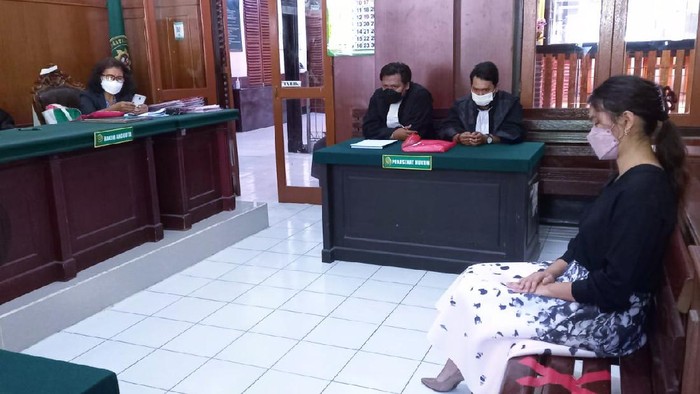 Stella Monica Hendrawan, pasien klinik kecantikan di Surabaya jalan sidang