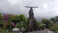 Setelah dari museum, pengunjung menuju Pelantaran Panca Arga. Disini juga bisa melihat Gunung Merapi menggunakan teropong dan tersedia pula restoran.