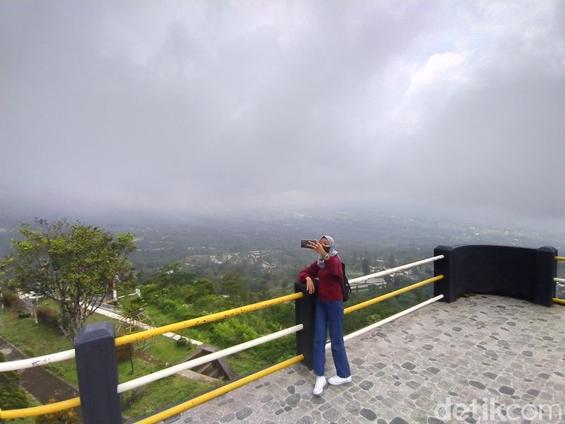Suasana pengunjung di Ketep Pass Magelang.