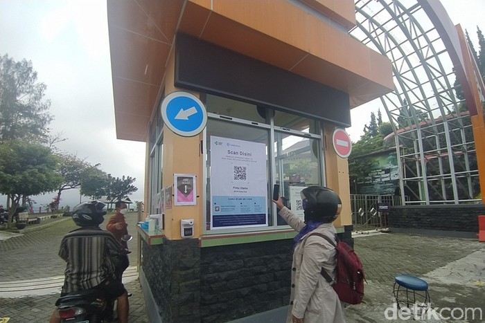 Suasana pengunjung di Ketep Pass Magelang.