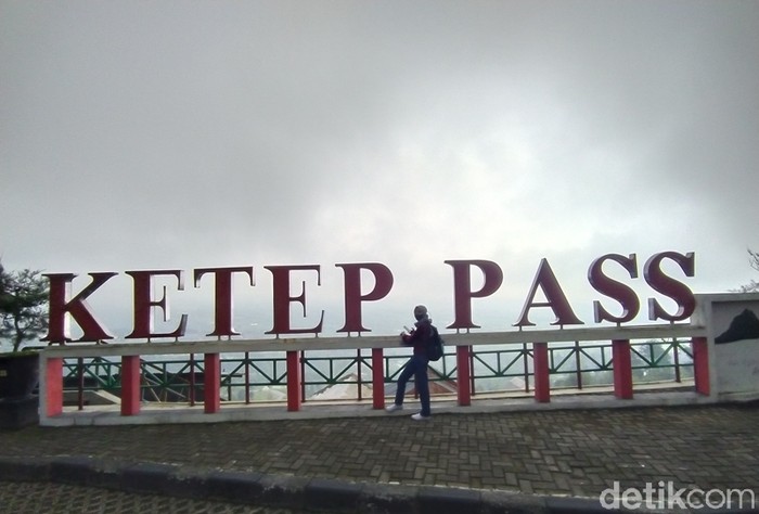 Suasana pengunjung di Ketep Pass Magelang.