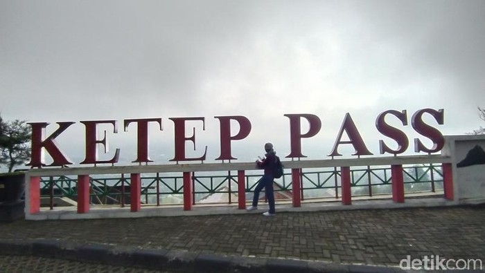 Suasana pengunjung di Ketep Pass Magelang.