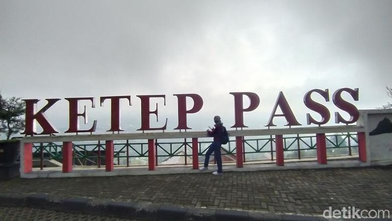 Suasana pengunjung di Ketep Pass Magelang. Suasana pengunjung di Ketep Pass Magelang.