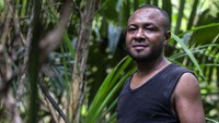 Perupa asal Sentani yang juga pemilik sanggar Yauw Alloz Chrisyen (YAC) Art Work Kalep Leleran (33) mengatakan, sampai saat ini tak ada yang tahu kapan lukisan kulit kayu ditemukan. Lukisan ini pun digunakan untuk sarana komunikasi.
