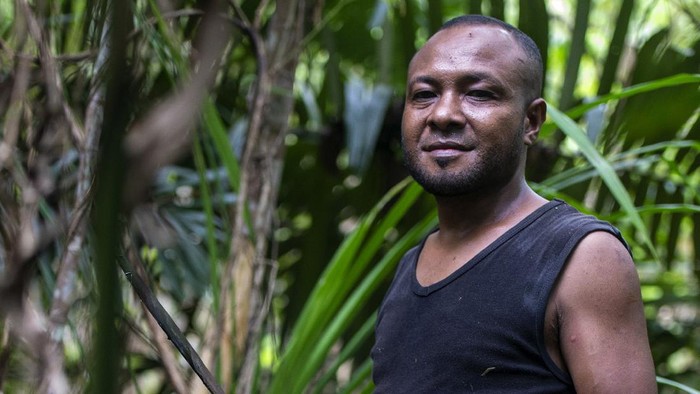 Tradisi pembuatan lukisan kayu khas Papua telah ada sejak dulu dan merupakan warisan turun-temurun dari nenek moyang suku-suku di Sentani, Papua.