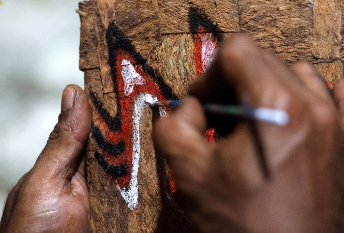 Tradisi pembuatan lukisan kayu khas Papua telah ada sejak dulu dan merupakan warisan turun-temurun dari nenek moyang suku-suku di Sentani, Papua.