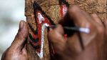 Kerja Keras Dibalik Suvenir Lukisan Kulit Kayu Khas Papua