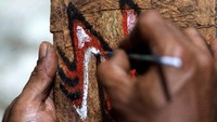 Lukisan kulit kayu asal Bumi Cenderawasih adalah sebuah presentasi goresan berbagai motif dengan beragam makna serta simbol-simbol keunikan budaya dan kekayaan alam Papua yang eksotis. Tiga warna utama lukisan kulit kayu, yakni merah, hitam, dan putih menjadi ciri khas identitas daerah di tanah Mutiara Hitam ini. 