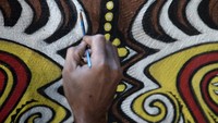 Kulit pohon khombow yang telah diolah menjadi kanvas kemudian dilukis oleh perupa dengan berbagai motif alam, benda, dan mahluk hidup. Seperti lukisan dengan motif manusia, tanaman, dan hewan.