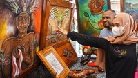 Saat penyelenggaraan Pekan Olahraga Nasional (PON) XX di Papua, para perupa lukisan kulit kayu banyak menerima pesanan pembuatan lukisan kulit kayu untuk suvenir.