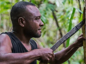 Kerja Keras Dibalik Suvenir Lukisan Kulit Kayu Khas Papua