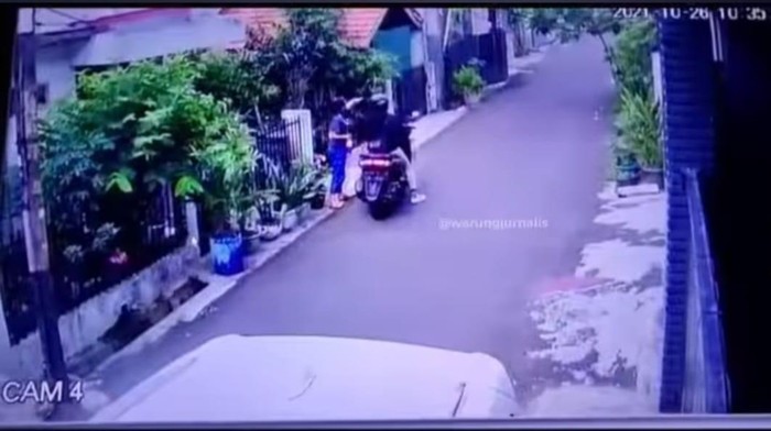 Tangkapan layar CCTV begal payudara di Duren Sawit, Jaktim
