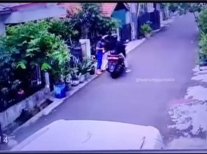 Terekam CCTV! Begal Payudara Modus Tanya Alamat di Duren Sawit